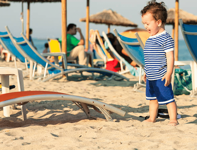 5 conseils pour éviter de perdre votre enfant sur une plage bondée