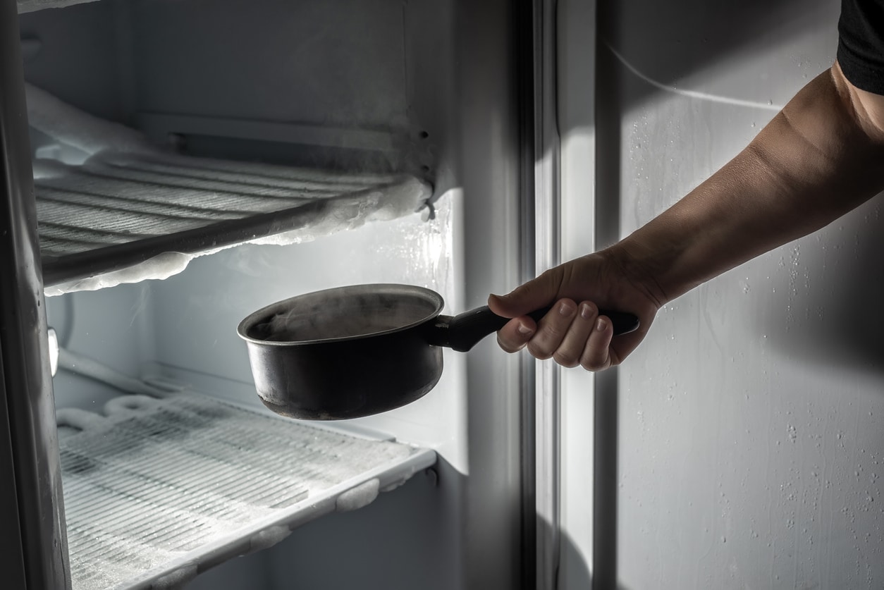 Dégivrer le congélateur avec une casserole d'eau chaude