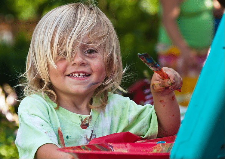 Enfant peinture