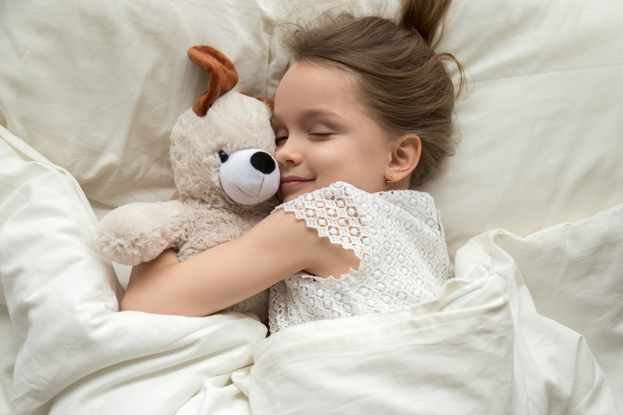 petite fille en train de dormir d'un sommeil profond lit pour enfant décoration