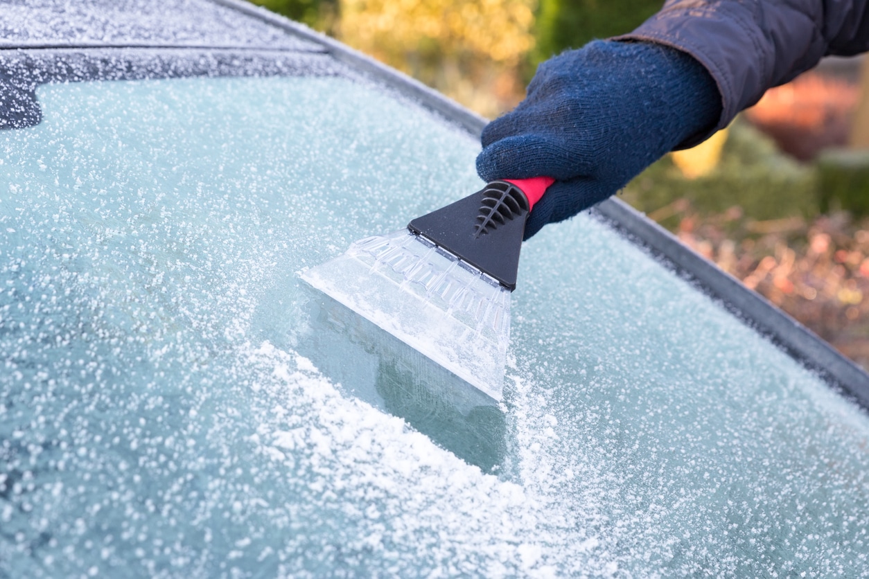 racloir voiture givre parebrise en hiver