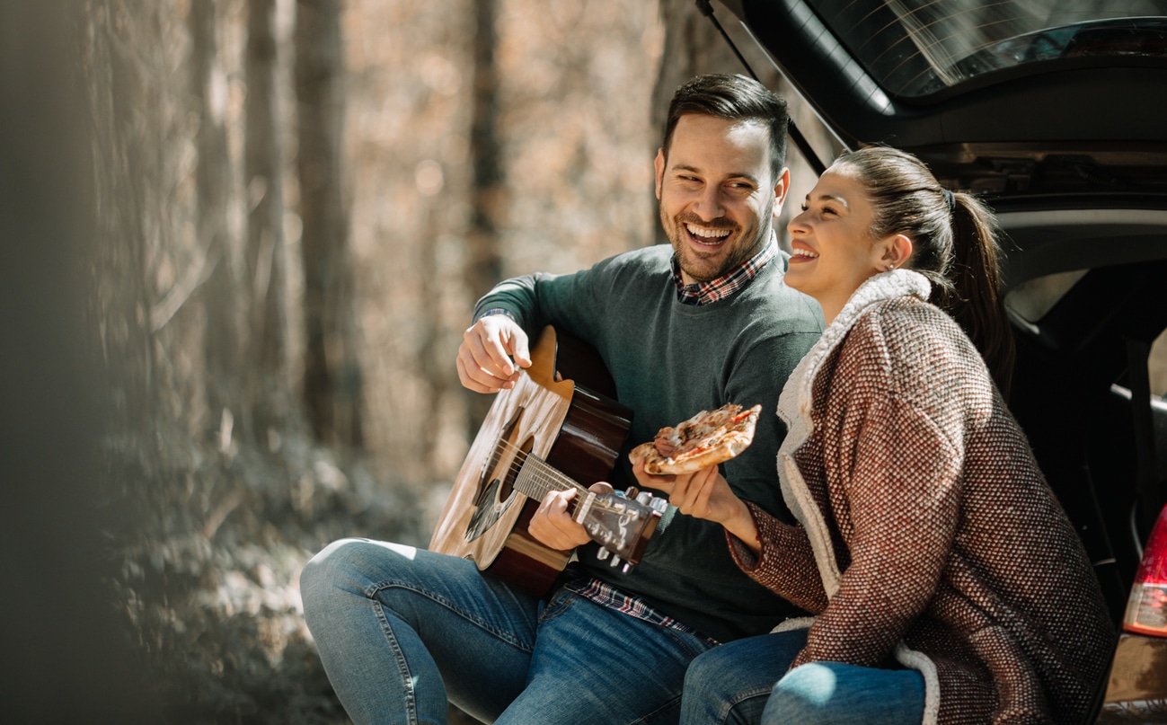 guitare road trip instrument de musique couple