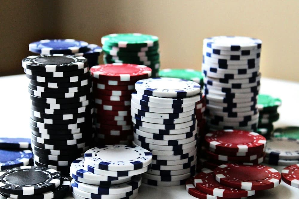 Comment Evoplay dépoussière le baccarat : design, rapidité et immersion